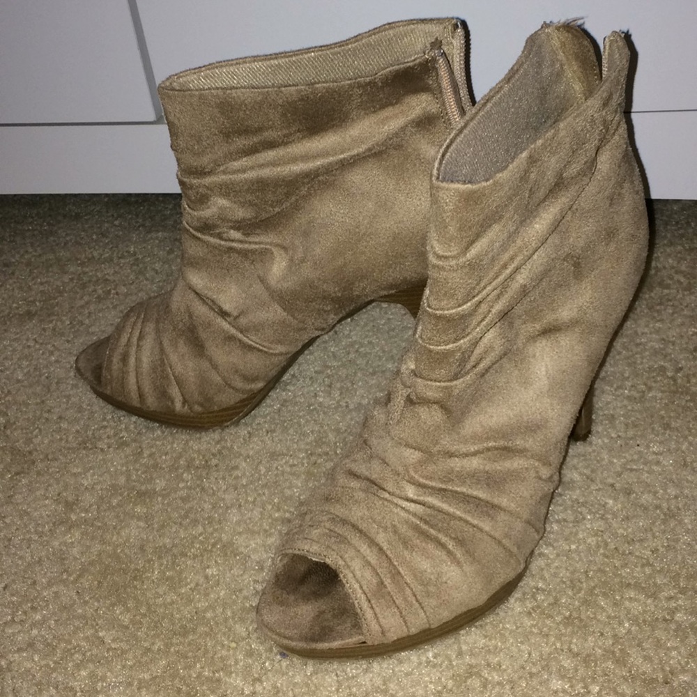 Beige/tan suede heels